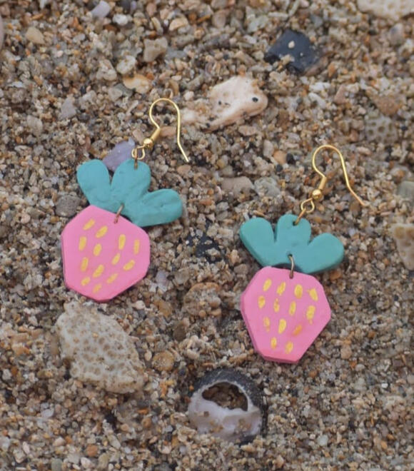 Aretes fresitas. Medidas Largo: 4 cm Ancho: 3 cm