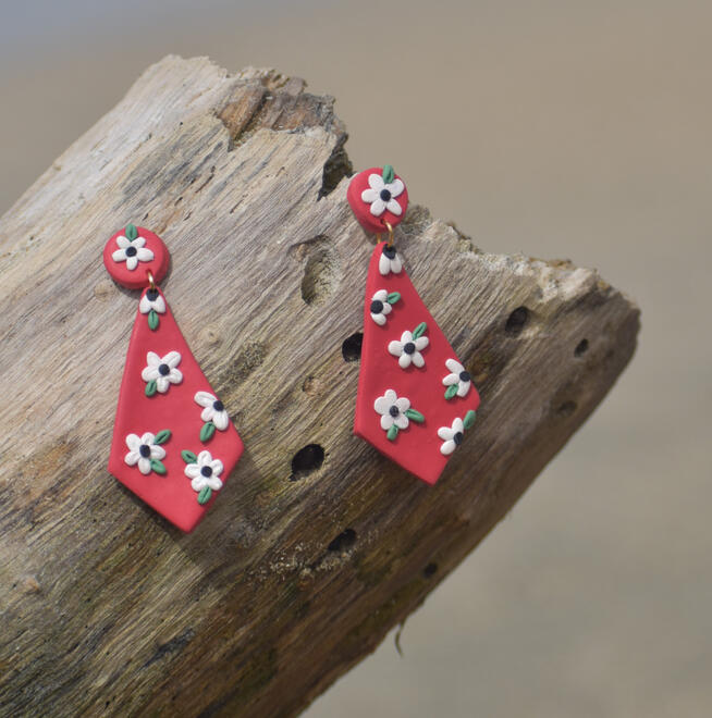 Aretes hibisco. Medidas: 6.5 cm Disponible en: fuscia, rosa, azul cielo, indigo, rojo.