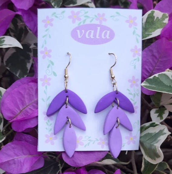 Aretes espigas. Medidas Largo: 5 cm Ancho: 3 cm Disponible en: violeta
